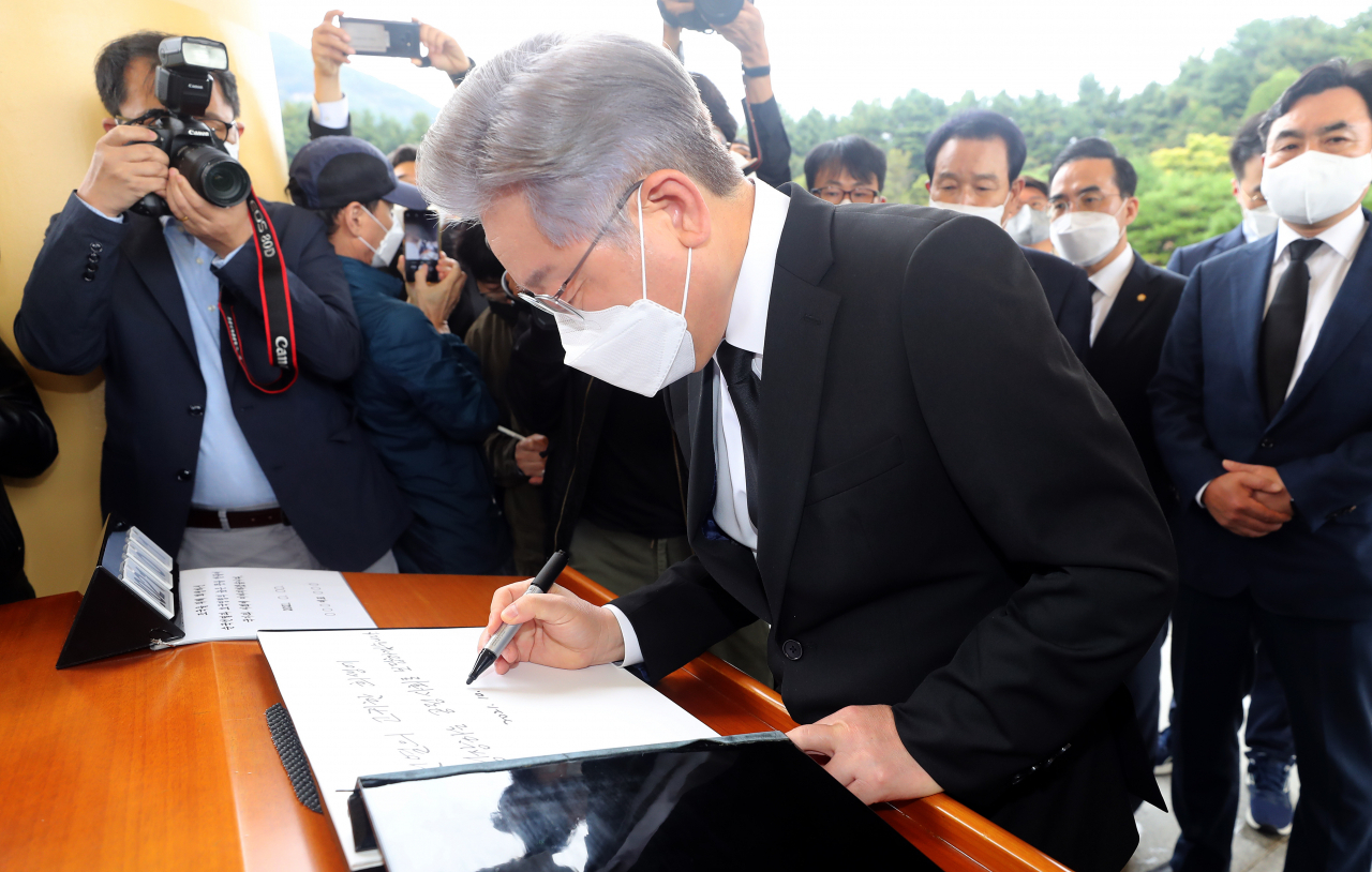 더불어민주당 이재명 대선 후보가 11일 오전 국립대전현충원을 찾아 방명록을 쓰고 있다. 연합뉴스