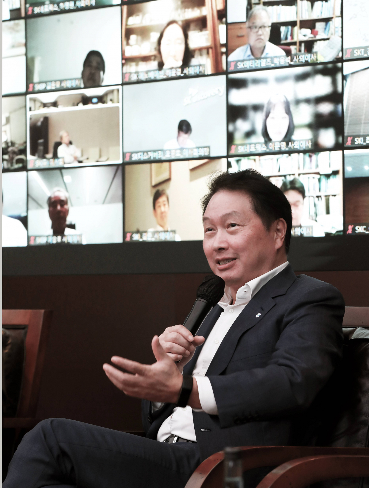 최태원 SK그룹 회장이 지난 7일 서울 종로구 SK서린사옥에서 화상으로 열린 ‘제3차 거버넌스 스토리 워크숍’에 참석해 마무리 발언을 하고 있다. [SK 제공]