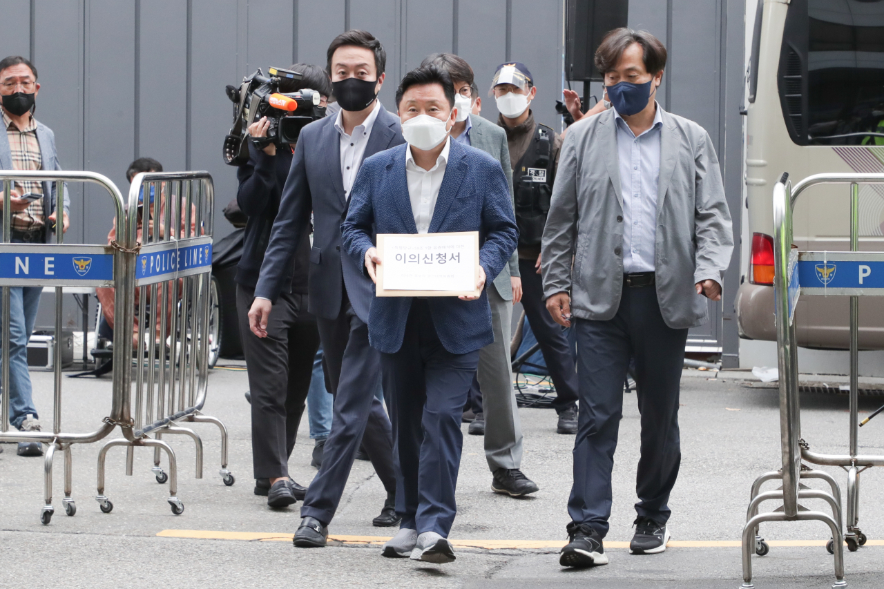 더불어민주당 최인호 이낙연 캠프 종합상황본부장이 11일 오후 서울 여의도 더불어민주당 중앙당사를 찾아 선관위의 당 대선후보 결정 건에 대한 이의신청서 제출을 위해 이동하고 있다. 연합뉴스