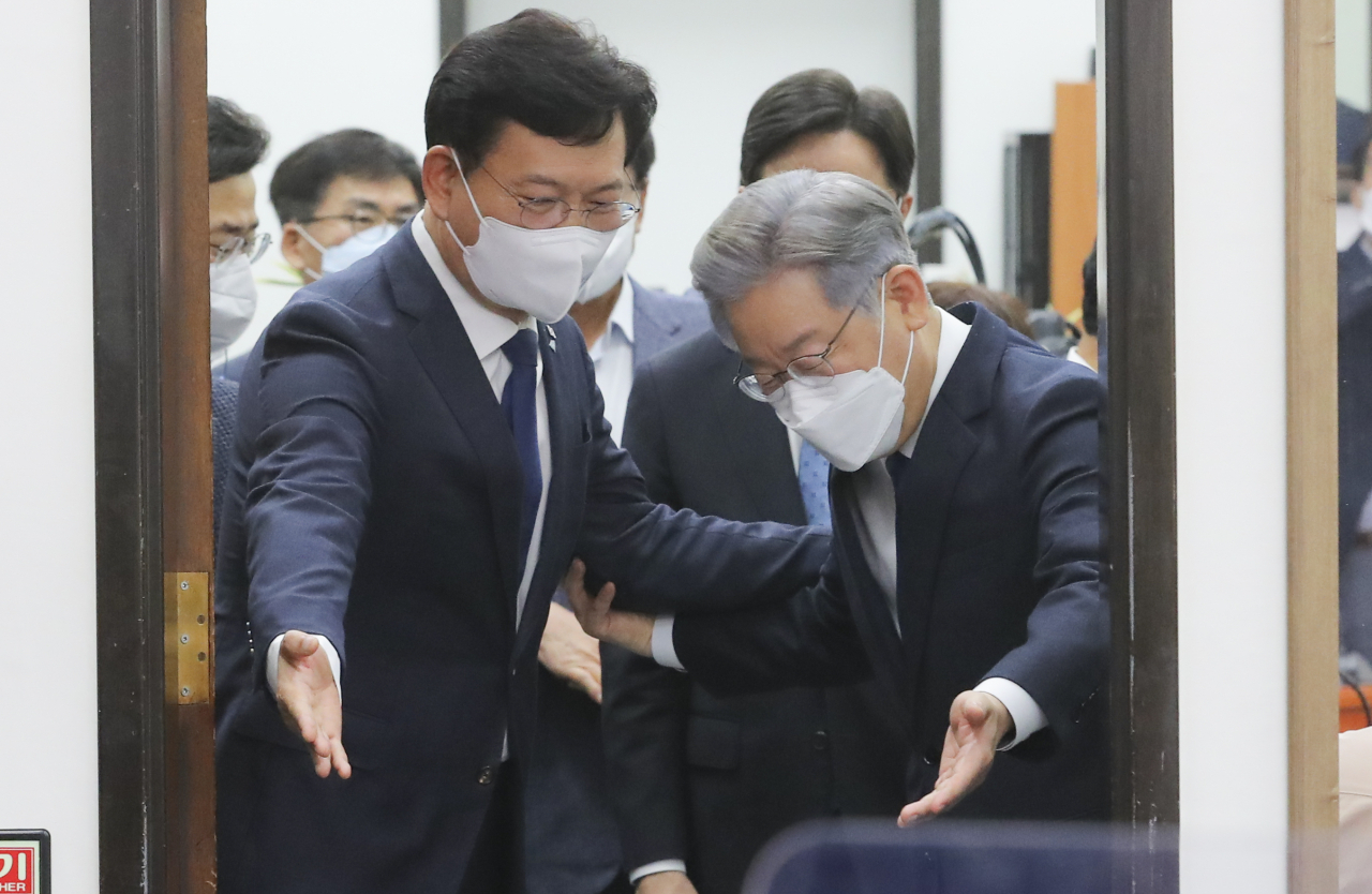더불어민주당 제20대 대통령후보로 선출된 이재명 경기도지사와 송영길 대표가 11일 오후 서울 여의도 국회에서 열린 '당지도부-더불어민주당 대통령 후보 상견례'에 입장하고 있다. [연합]