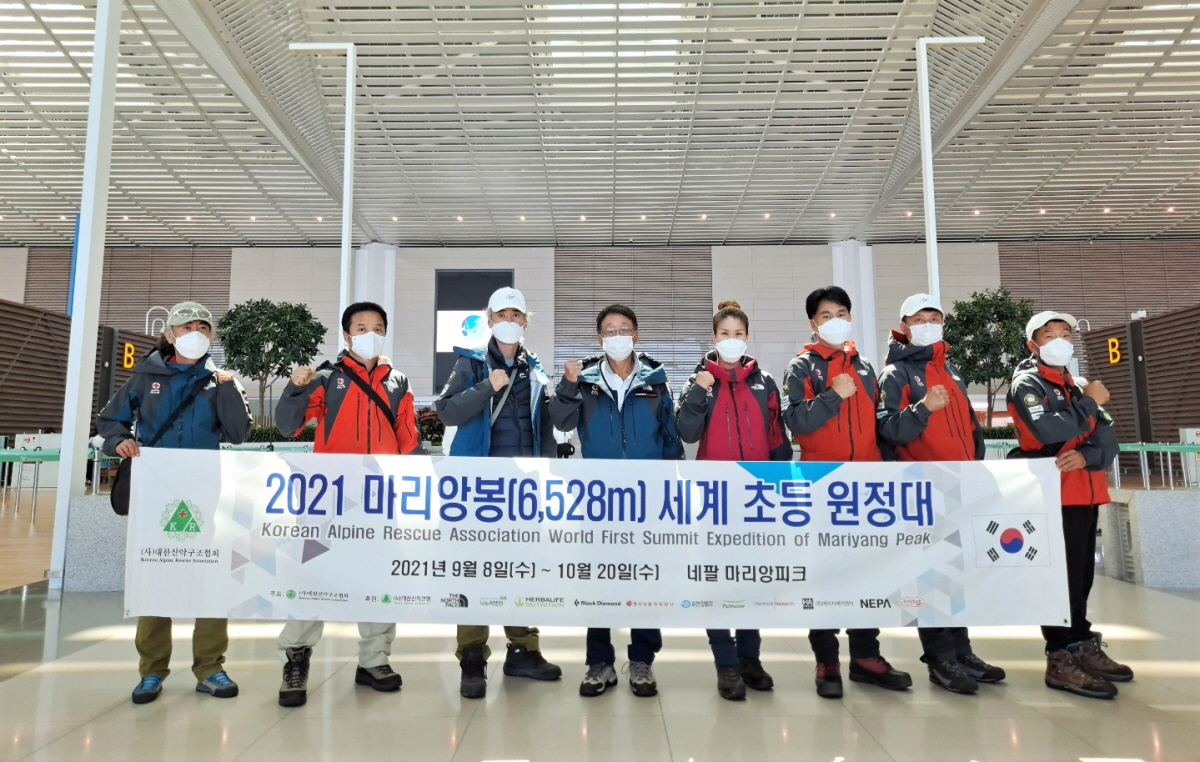 2021 마리앙봉 세계초등원정대가 출국 당시 찍은 기념 사진 [대한산악연맹 제공]