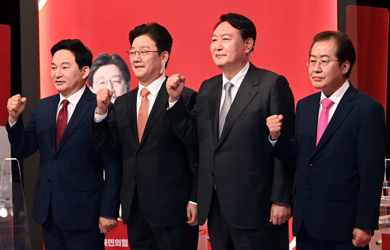 원희룡(왼쪽부터), 유승민, 윤석열, 홍준표 국민의힘 대선 예비후보가 11일 오후 광주 서구 치평동 KBS 광주방송총국에서 호남권 합동토론회를 앞두고 주먹을 움켜쥐고 있다. [연합]