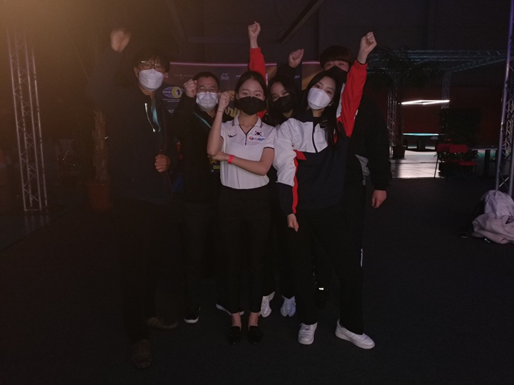 준우승을 차지한 김혜림(가운데)이 팀 동료, 코칭스태프와 함께 기념촬영을 하고 있다. [대한당구연맹 제공]