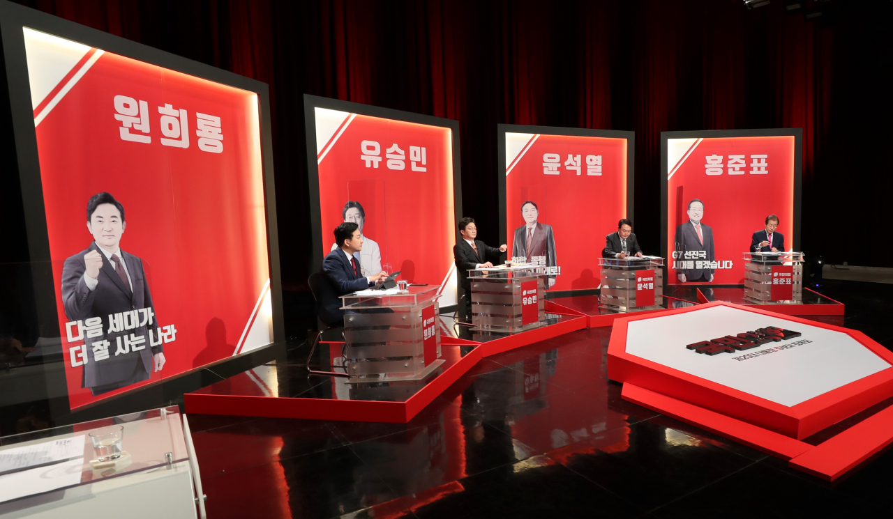 원희룡(왼쪽부터), 유승민, 윤석열, 홍준표 국민의힘 대선 예비후보가 11일 오후 광주 서구 치평동 KBS 광주방송총국에서 호남권 합동토론회를 준비하고 있다. [연합]