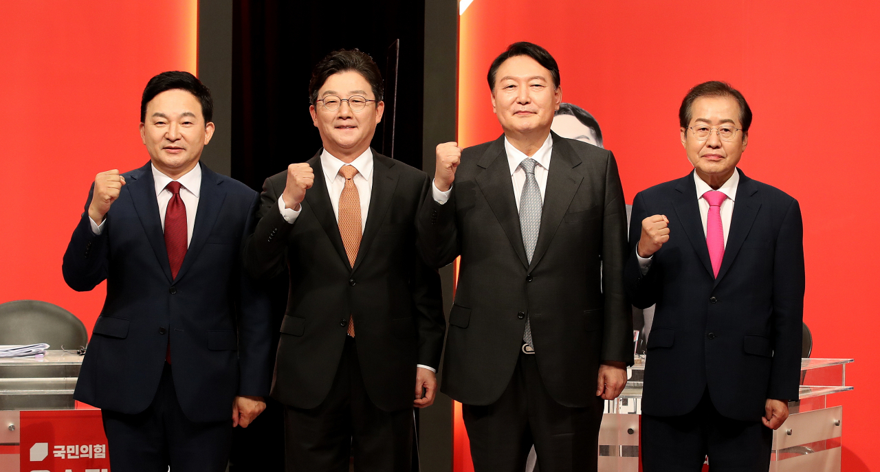 원희룡(왼쪽부터), 유승민, 윤석열, 홍준표 국민의힘 대선 예비후보가 11일 오후 광주 서구 치평동 KBS 광주방송총국에서 호남권 합동토론회를 앞두고 주먹을 움켜쥐고 있다. [연합]