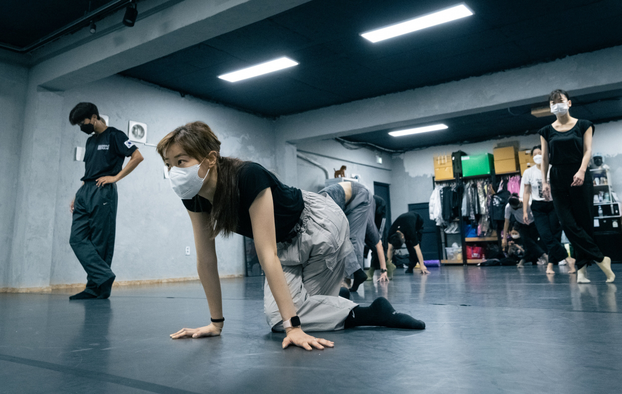 앰비규어스 댄스컴퍼니 연습장면. 이번 신작은 어르신들의 육성이 담긴 ‘우리의 소리를 찾아서’가 핵심 모티브가 된다.