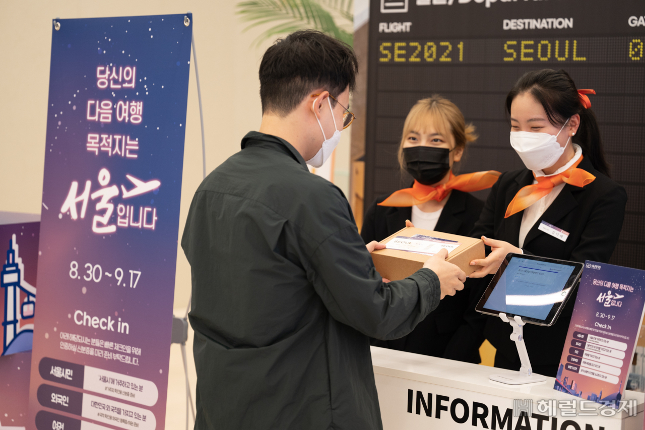 서울관광플라자 관광정보센터에서 방문객이 캠페인에 참여하고 있다.