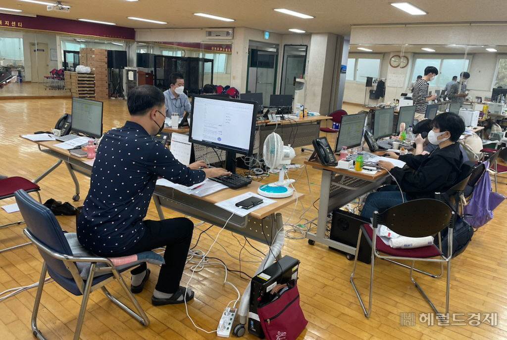 코로나19 재택치료관리 전담팀 근무 모습. [강북구 제공]
