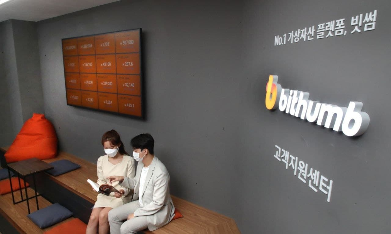 가상자산 투자자들이 빗썸 신설 고객센터에서 자료를 살펴보고 있다. [빗썸 제공]