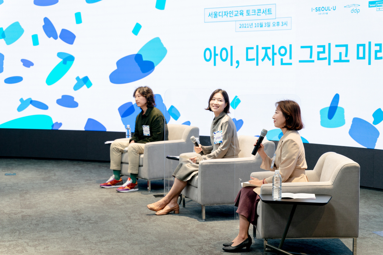 이번 토크콘서트에서 ‘밑미’ 손하빈 대표, 서울대 디자인학부 이장섭 교수와 TLP교육디자인 김지영 대표(이상 왼쪽부터)가 이야기를 나누고 있다. [서울디자인재단 제공]