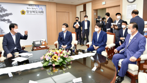 이철우 경북지사와 권영진 대구시장, 김영만 군위군수는 지난 8일 경북도의회를 방문해 고우현 의장에게 군위군의 대구시 편입에 대한 협조를 요청했다.[경북도 제공]