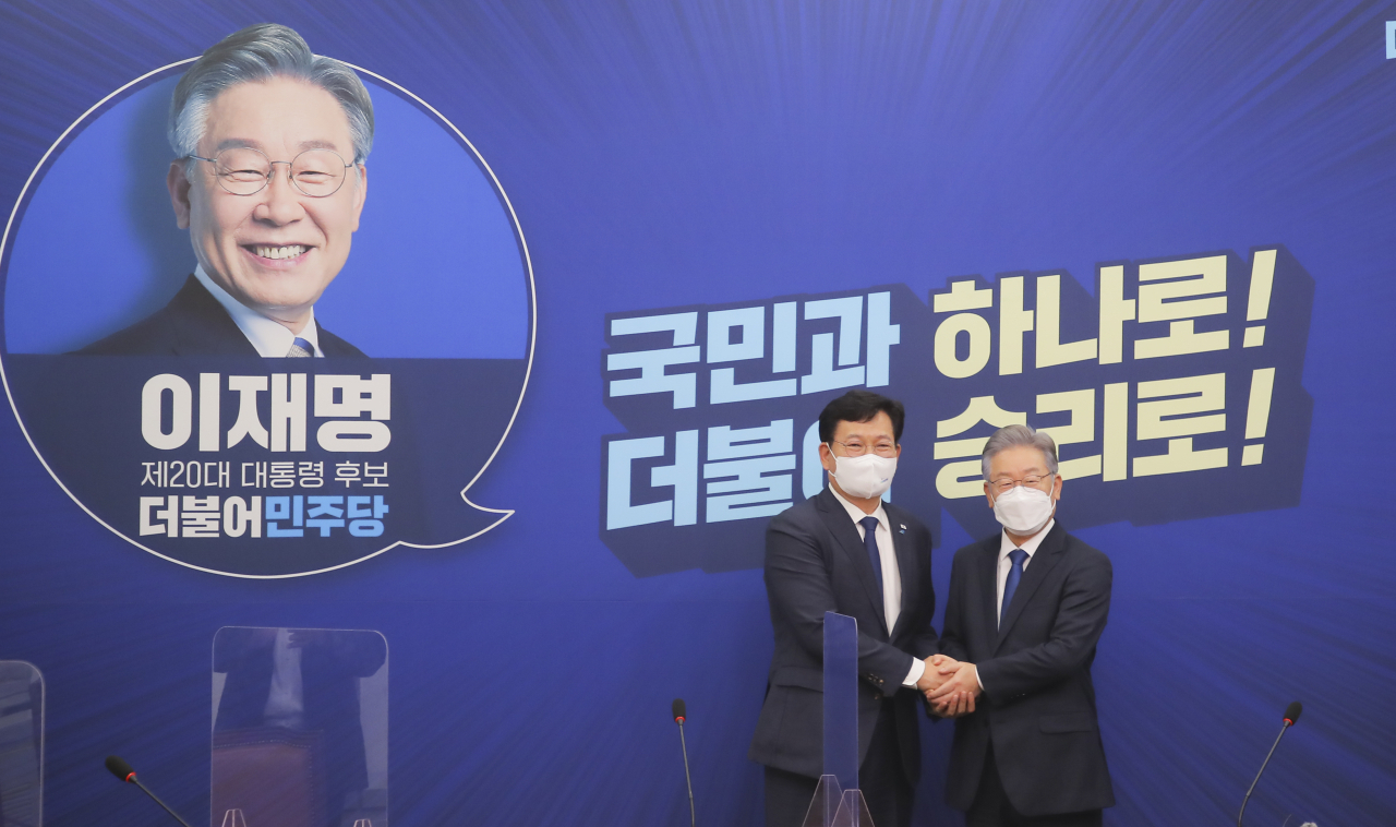 송영길 더불어민주당 대표와 제20대 대통령 후보로 선출된 이재명 경기지사가 지난 11일 오후 서울 여의도 국회에서 열린 ‘당지도부-더불어민주당 대통령 후보 상견례’에 참석해 손을 맞잡고 있다. [연합]