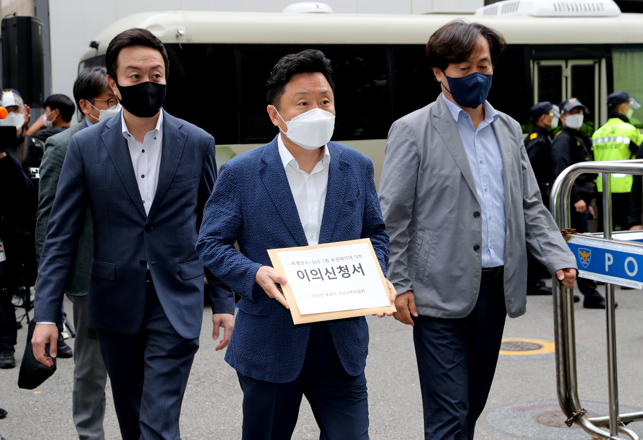 더불어민주당 최인호 이낙연 캠프 종합상황본부장이 11일 오후 서울 여의도 더불어민주당 중앙당사를 찾아 선관위의 당 대선후보 결정 건에 대한 이의신청서 제출을 위해 이동하고 있다. 연합뉴스