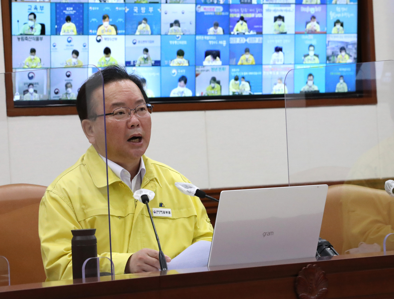 김부겸 국무총리가 12일 정부서울청사에서 열린 코로나19 대응 중앙재난안전대책본부 회의를 주재하고 있다. ［연합］