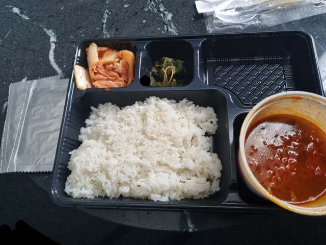 지난달 육군의 한 장병이 “훈련 기간 중 병사들에게 부실 급식을 배식했다”고 주장하며 올려, 논란이 됐던 급식 모습. [육군훈련소 대신 전해드립니다 페이스북 캡처]