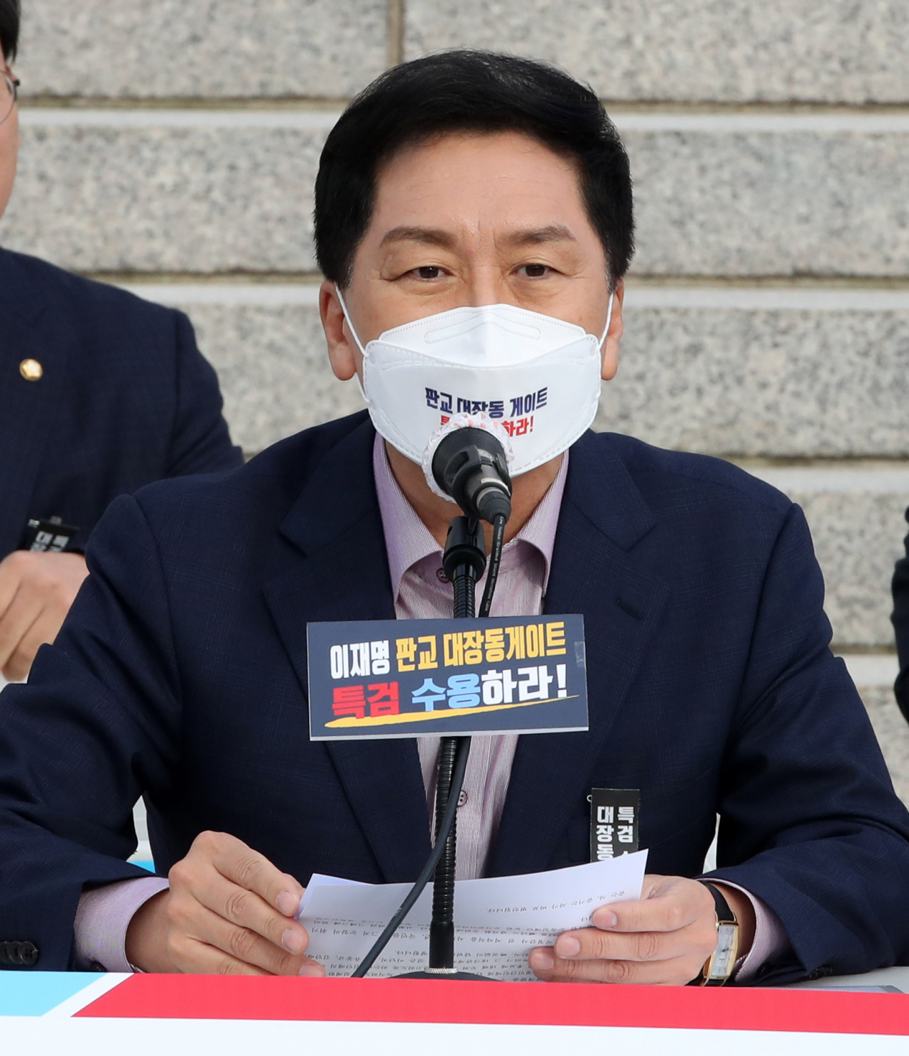 국민의힘 김기현 원내대표가 12일 오전 서울 여의도 국회 본청 앞 계단에서 열린 ‘국민의힘 대장동게이트 특검 추진 천막 투쟁본부 회의’에서 발언하고 있다. [연합]