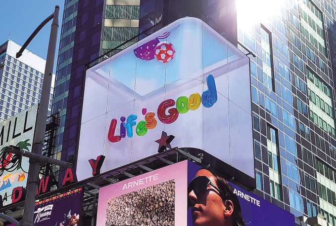 LG전자의 ‘Life’s Good’ 3D 콘텐츠가 미국 뉴욕 맨하튼 타임스스퀘어 전광판에 상영되고 있다.  [LG전자 제공]