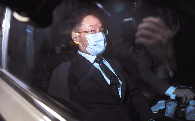 대장동 개발 로비·특혜 의혹의 핵심 인물인 화천대유자산관리(화천대유) 대주주 김만배 씨가 12일 오전 피의자 신분으로 검찰 소환 조사를 마치고 서초구 서울중앙지방검찰청을 나서고 있다. [연합]