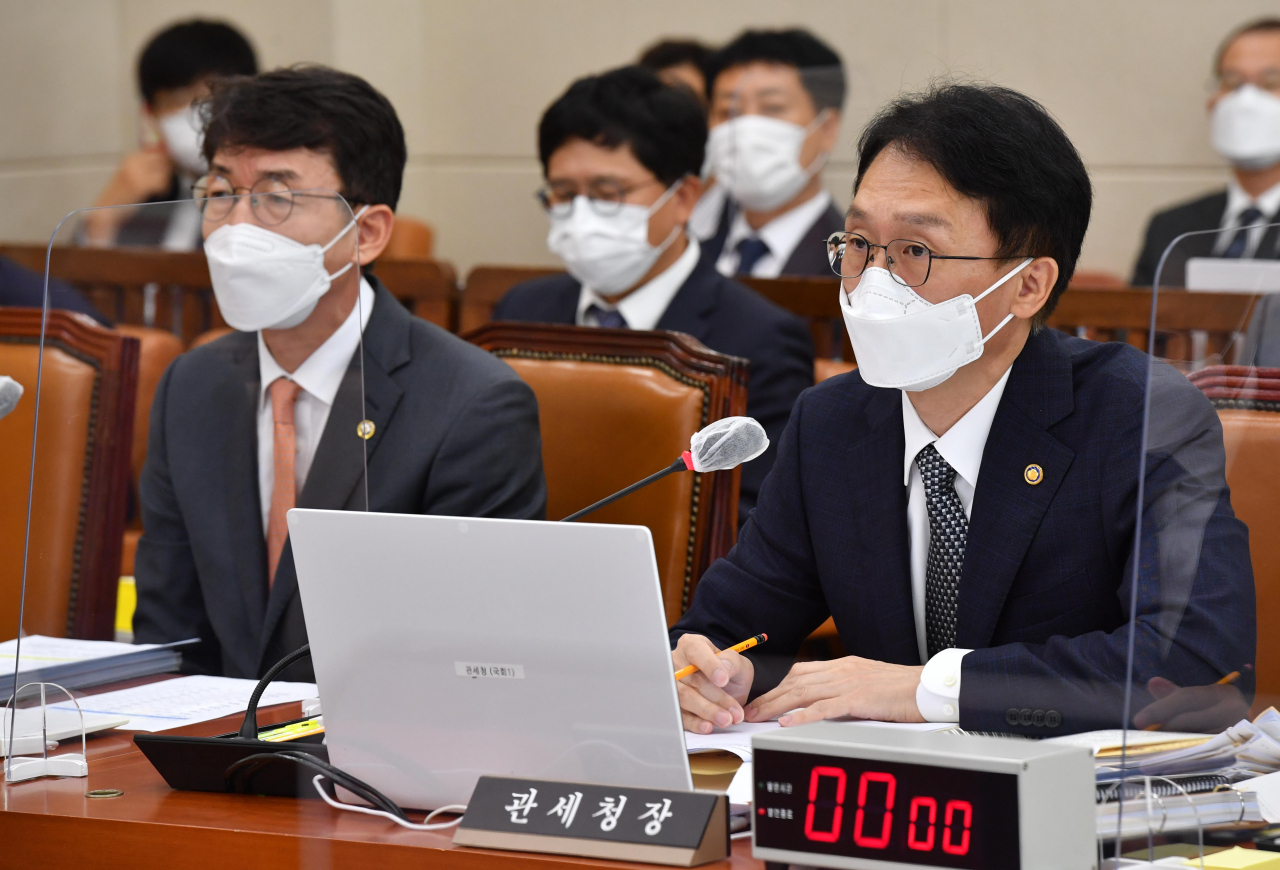 임재현 관세청장이 12일 국회에서 열린 기획재정위의 관세청, 조달청, 통계청에 대한 국정감사에 출석해 질의에 답변하고 있다.［연합］