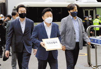 더불어민주당 최인호 이낙연 캠프 종합상황본부장이 지난 11일 서울 여의도 더불어민주당 중앙당사를 찾아 선관위의 당 대선후보 결정 건에 대한 이의신청서 제출을 위해 이동하고 있다. [연합]