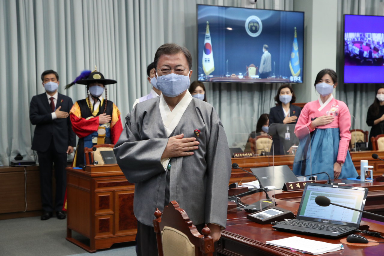문재인 대통령이 12일 오전 청와대 여민관 영상회의실에서 열린 국무회의에서 국민의례를 하고 있다. 문 대통령과 참석자들은 가을 한복문화주간을 맞아 한복을 입고 국무회의에 참석했다. [연합]