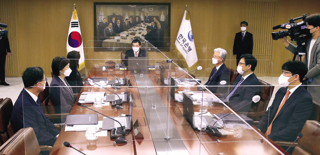 한국은행 금융통화위원회는 12일 서울 중구 한은 본관에서 이주열(가운데) 총재 주재로 통화정책방향 회의를 결정했다. 이날 회의엔 박기영(맨 오른쪽) 신임 금통위원이 첫 참석했다. [한은 제공]