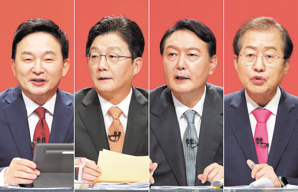 원희룡(왼쪽 사진부터), 유승민, 윤석열, 홍준표 국민의힘 대선 예비후보가 11일 오후 광주 서구 치평동 KBS 광주방송총국에서 호남권 합동토론회를 준비하고 있다. [연합]