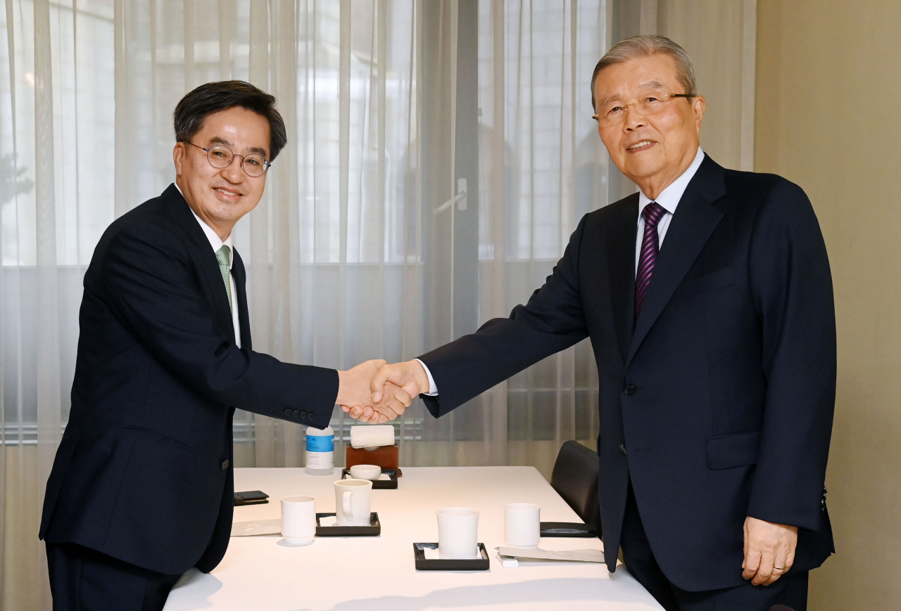최근 대선 출마를 선언한 김동연 전 경제부총리와 김종인 전 국민의힘 비상대책위원장이 12일 오전 서울 중구 한 식당에서 조찬 회동에 앞서 악수하고 있다. [연합]