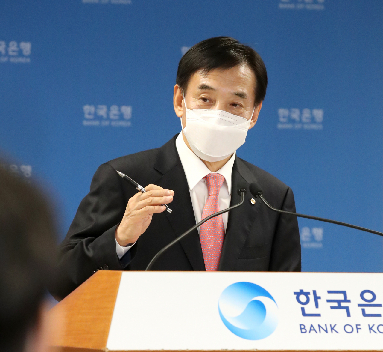 이주열 한국은행 총재가 12일 서울 중구 한은 본관에서 열린 통화정책방향 기자간담회에서 질의에 답변하고 있다. [한은 제공]