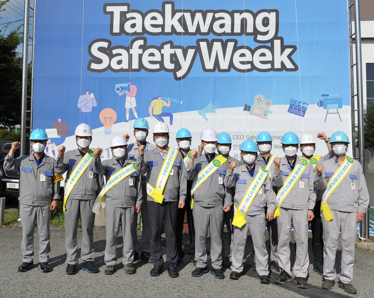 태광그룹 섬유·석유화학 계열사 태광산업·대한화섬이 10월 첫째 주를 'Taekwang Safety Week'로 지정하고, 울산공장에서의 관련 행사를 성공적으로 마무리했다. 박재용 태광산업 섬유사업본부 대표이사(왼쪽에서 5번째)가 지난 7일 울산공장에서 건강안전 캠페인을 진행하며 임직원들과 함께 화이팅을 외치고 있다. [태광산업 제공]
