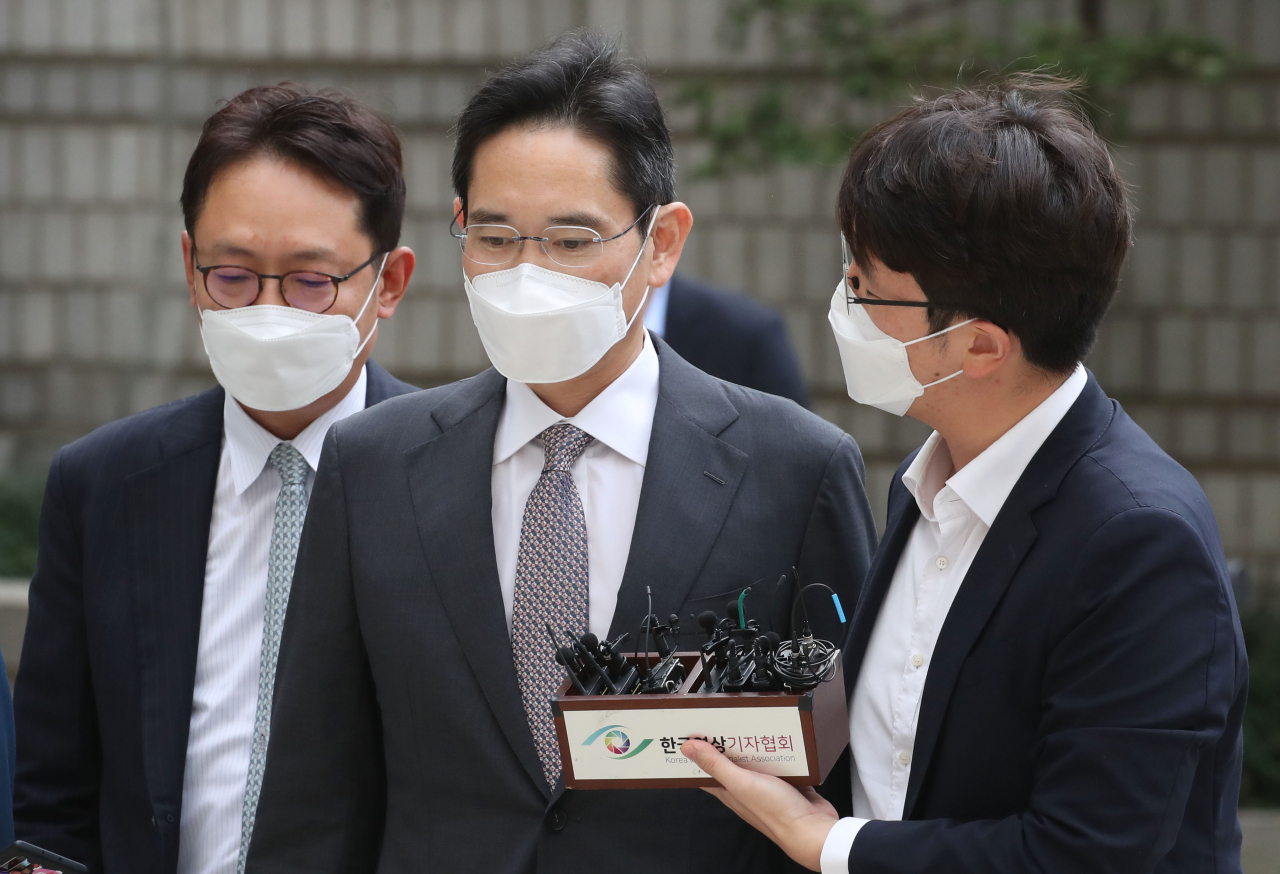향정신성 의약품인 프로포폴을 불법 투약한 혐의로 기소된 이재용 삼성전자 부회장이 12일 오후 서울 서초구 서울중앙지법에서 열리는 첫 공판에 출석하고 있다. [연합]
