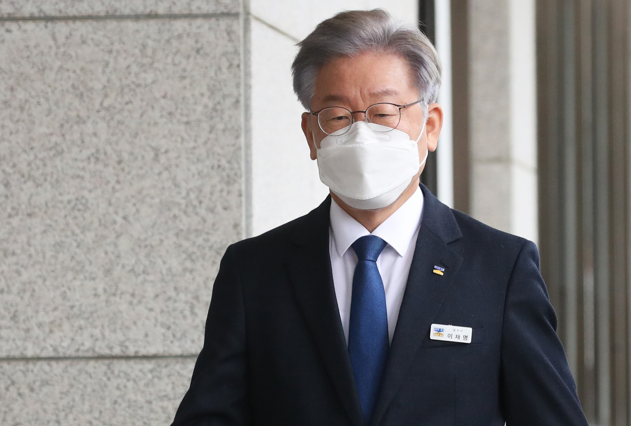 더불어민주당 제20대 대통령 후보로 선출된 이재명 경기도지사가 12일 오전 경기도 수원시 경기도의회에서 열리는 제355회 임시회 제2차 본회의에 출석하기 위해 이동하고 있다. 이 지사는 이날 오후 기자회견을 갖고 계획대로 경기도지사로서 국정감사을 받겠다는 입장을 발표했다.[연합]