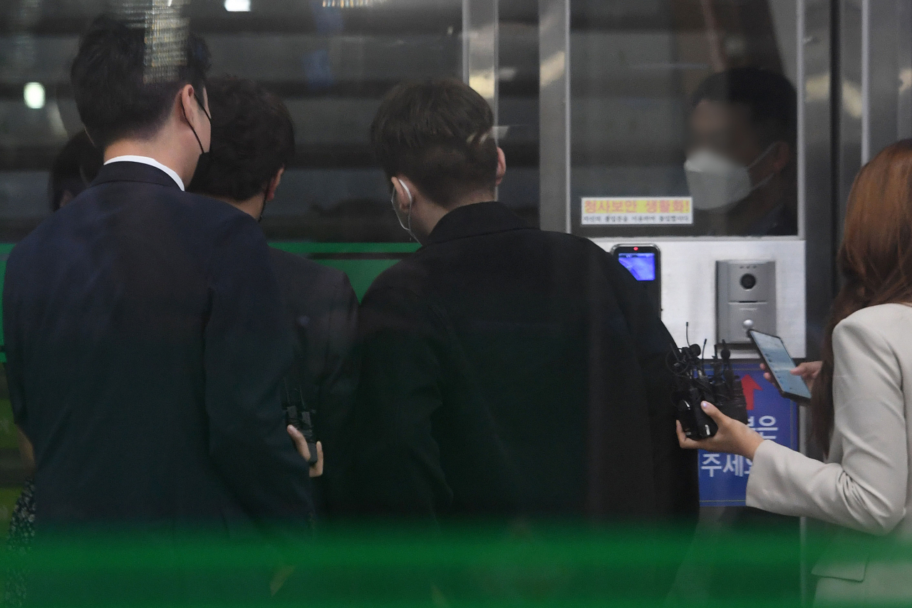 서울중앙지법 문성관 영장전담부장판사는 12일 도로교통법상 음주측정거부 등의 혐의를 받고 있는 장용준씨에 대해 구속영장을 발부했다. 문 부장판사는 “범죄 혐의가 소명되고 도주의 염려가 있다”고 설명했다.법원에 따르면 장 씨 측 변호인은 이날 오전 영장심사를 앞두고 심문포기서를 제출했다. 장씨는 변호인을 통해 “많은 분께 정말 죄송하다. 잘못에 대한 죗값을 달게 받겠다”며 “사죄하는 마음으로 영장실질심사는 포기하겠다”고 밝혔다. 사진은 지난9월 30일 오후 조사를 받기 위해 서울 서초경찰서로 들어서는 장 씨의 모습. [연합]