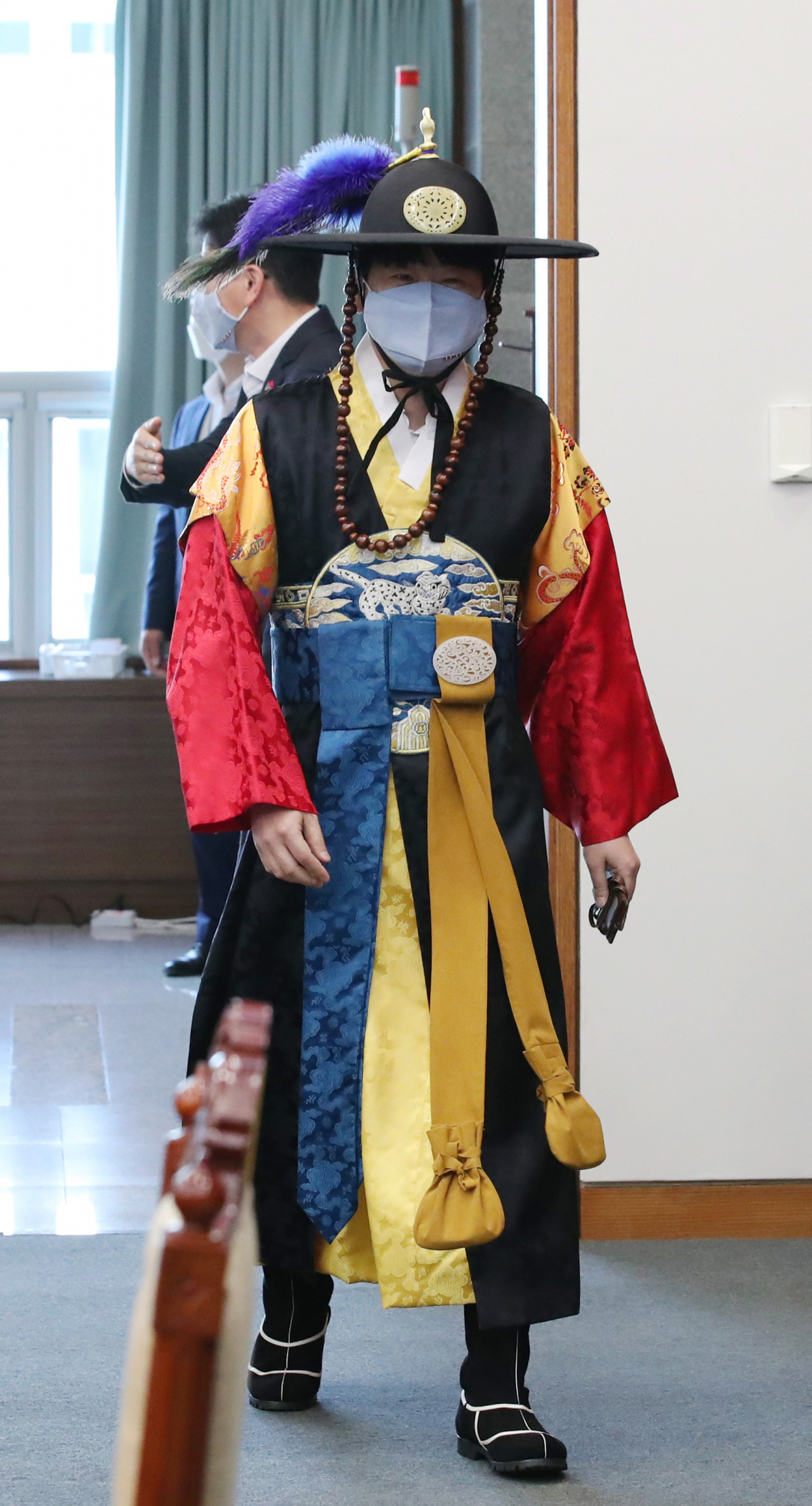 탁현민 청와대 의전비서관이 12일 오전 청와대 여민관 영상회의실에서 열린 국무회의에 전통의상을 입고 참석하고 있다. [연합]
