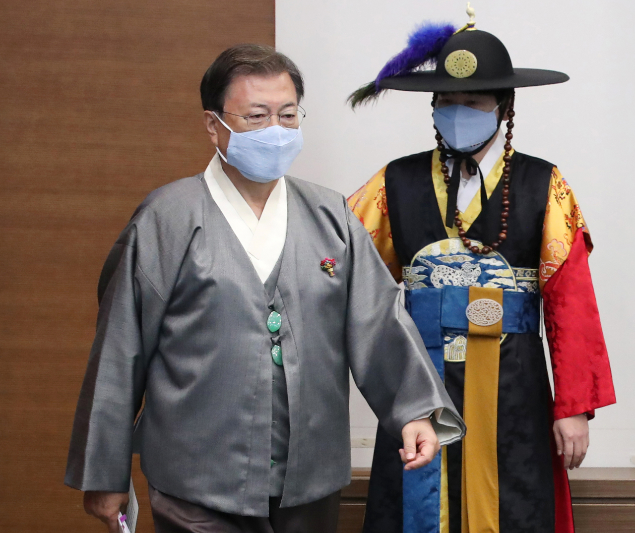 문재인 대통령이 12일 오전 청와대 여민관 영상회의실에서 열린 국무회의에 가을 한복문화주간을 맞아 한복을 입고 참석하고 있다. 문 대통령과 참석자들은 가을 한복문화주간을 맞아 한복을 입고 국무회의에 참석했다. 오른쪽은 탁현민 의전비서관. [연합]