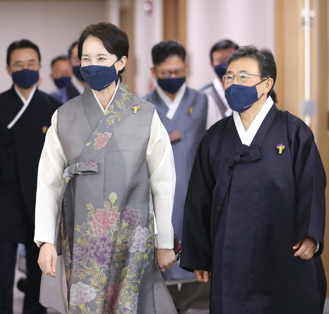 2021 가을 한복문화주간을 맞아 한복을 곱게 차려입은 유은혜 부총리(왼쪽)와 권덕철 보건복지부 장관(오른쪽) 등 국무위원들이 12일 오전 세종시 정부세종청사에서 문재인 대통령이 주재하는 영상 국무회의에 참석하고 있다.[연합]