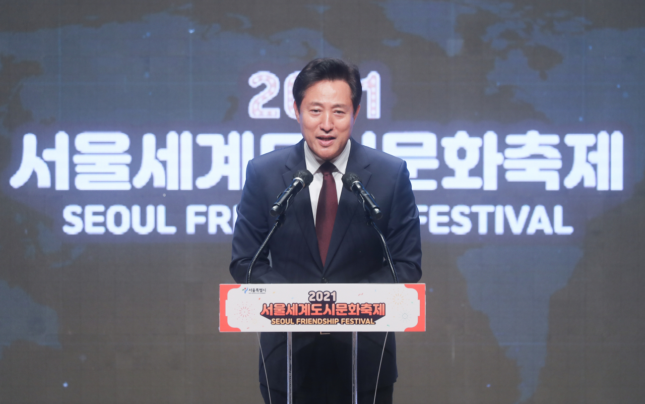 오세훈 서울 시장이 세종문화회관, 서울시향 등 산하기관 인선을 마무리 하는 등 안정적으로 서울 시정 기반을 다지고 있다. 오 시장은 재선 성공을 염두해 다음 임기에까지 걸쳐 ‘서울비전 2030’에서 제시한 ▷상생도시 ▷글로벌선도도시 ▷안심도시 ▷미래감성도시 등 4대 미래상 아래 16개 전략목표, 78개 정책 과제를 추진할 계획이다. 사진은 지난 1일 오후 서울시청에서 열린 2021 서울세계도시문화축제 온라인 개막식에서 환영사를 하고 있는 오 시장. [연합]