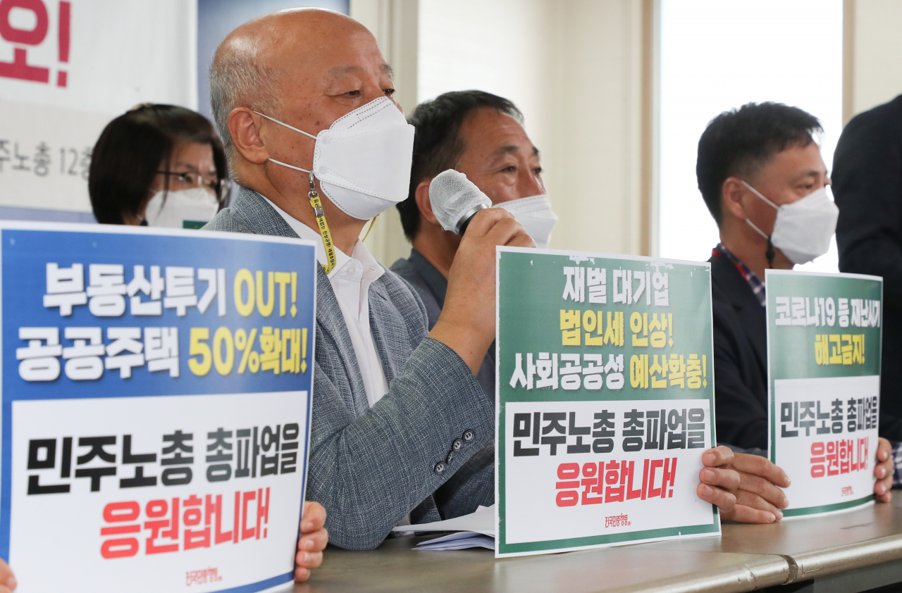 박석운 한국진보연대 상임대표가 12일 오전 서울 중구 전국민주노동조합총연맹(민주노총)에서 열린 민주노총 총파업 지지 전국민중행동 기자회견에서 발언하고 있다. [연합]