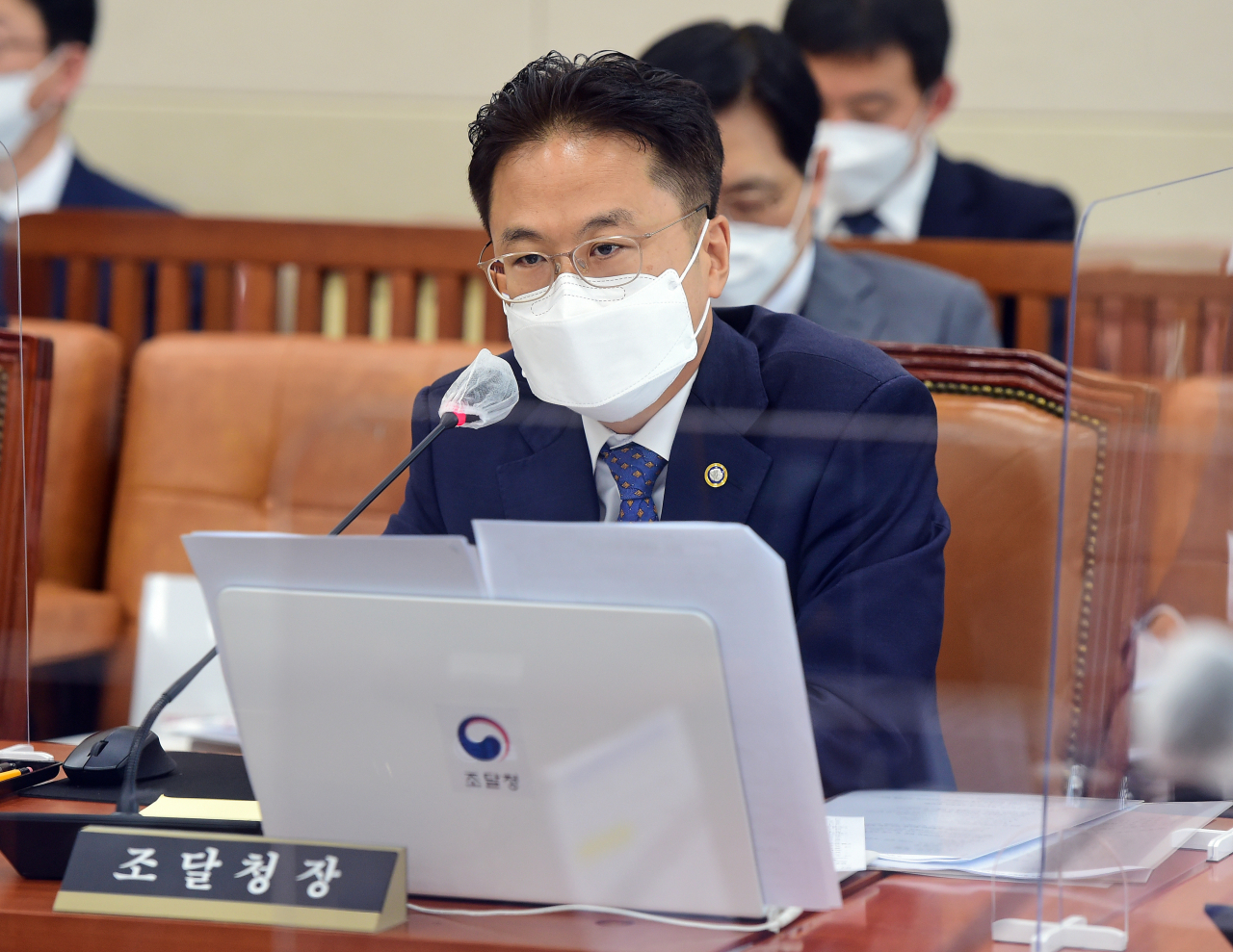 김정우 조달청장이 12일 국회에서 열린 기획재정위원회의 관세청·조달청·통계청에 대한 국정감사에서 의원 질의에 답하고 있다. [연합]