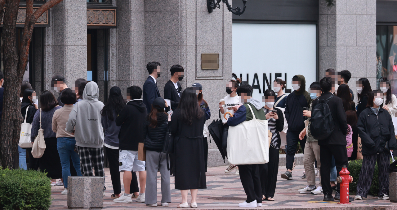 4일 서울 시내 한 백화점 명품관 앞에서 고객들이 개점 시간을 앞두고 입장하기 위해 대기하고 있다. [연합]