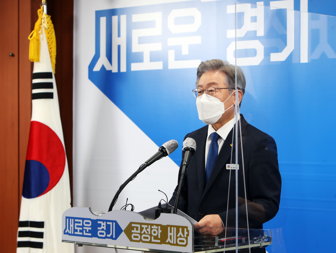 Gyeonggi Province Gov. Lee Jae-myung, who was nominated as the presidential candidate of the ruling Democratic Party (DP), speaks at a special press conference Oct. 12, 2021. (Yonhap)