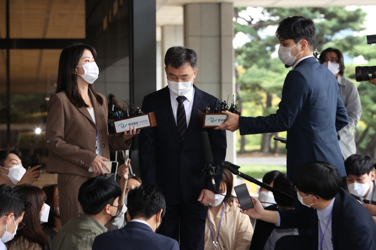 Kim Man-bae, owner and major stakeholder of the Hwacheon Daeyu asset management company, speaks to reporters after having arrived at the Seoul Central District Prosecutors' Office for questioning. (Yonhap)