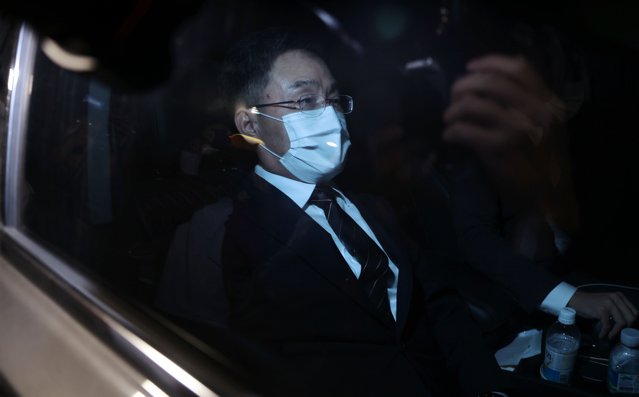 대장동 개발 로비·특혜 의혹의 핵심 인물인 화천대유자산관리(화천대유) 대주주 김만배 씨가 12일 오전 피의자 신분으로 검찰 소환 조사를 마치고 서초구 서울중앙지방검찰청을 나서고 있다. [연합]
