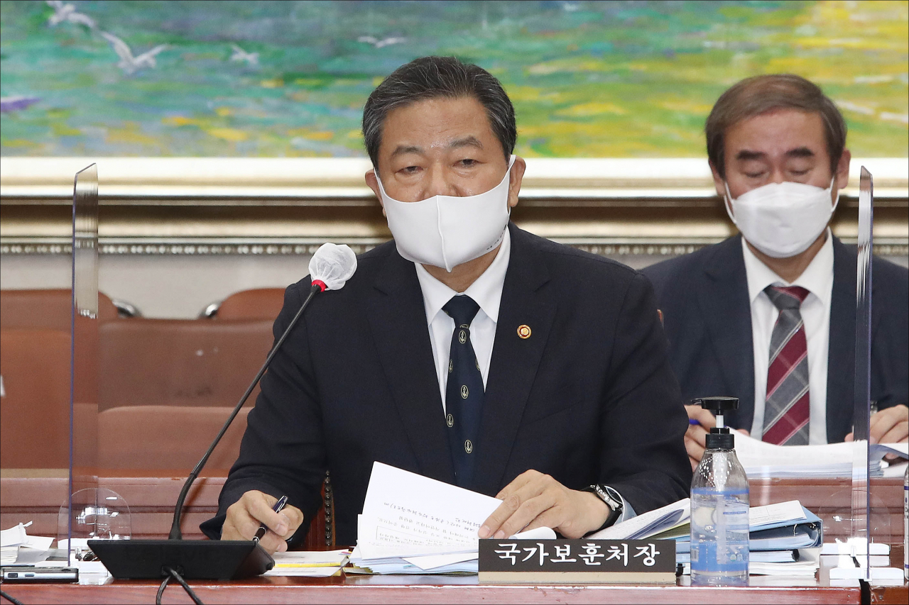 황기철 국가보훈처장이 12일 오전 서울 여의도 국회에서 열린 국회 정무위원회의 국민권익위원회, 국가보훈처 등에 대한 2021년도 국정감사에서 의원 질의에 답변하고 있다. [연합]