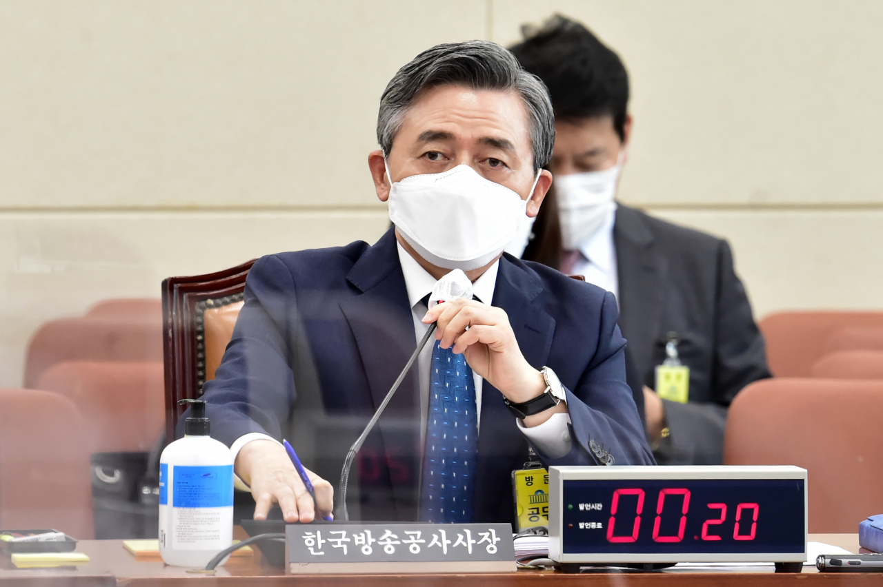 양승동 KBS 사장이 12일 국회에서 열린 과학기술정보방송통신위원회의 한국방송공사, 한국교육방송공사 국정감사에 출석, 질의에 답변하고 있다. [연합]