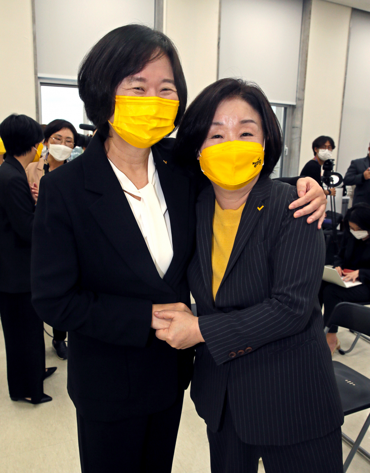 12일 오후 국회에서 열린 정의당 제20대 대통령선거 후보자 선출결과 발표 및 보고대회에서 대선 후보자로 선출된 심상정 의원(오른쪽)이 경선 맞대결을 펼친 이정미 전 대표와 포옹하고 있다. [연합]