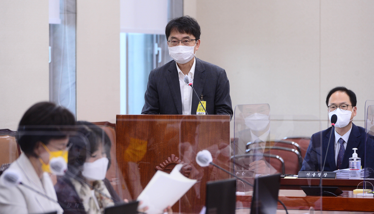 박준식 최저임금위원회 위원장이 12일 서울 여의도 국회에서 열린 환경노동위원회의 경제사회노동위원회·중앙노동위원회·최저임금위원회 등에 대한 국정감사에서 업무보고를 하고 있다. [연합]