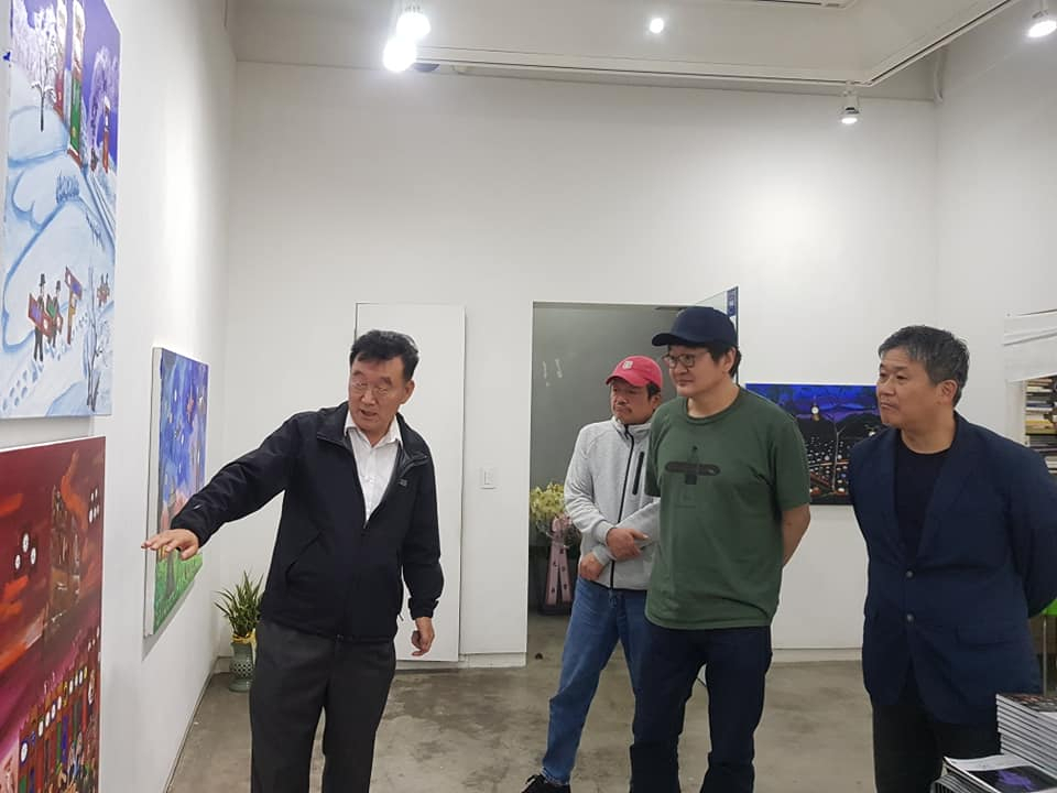 소설가 하일지가 종로구에 위치한 갤러리 자인제노에서 열리고 있는 ‘순례자들의 여정’전시회에서 자신의 작품에 대해 설명하고 있다.