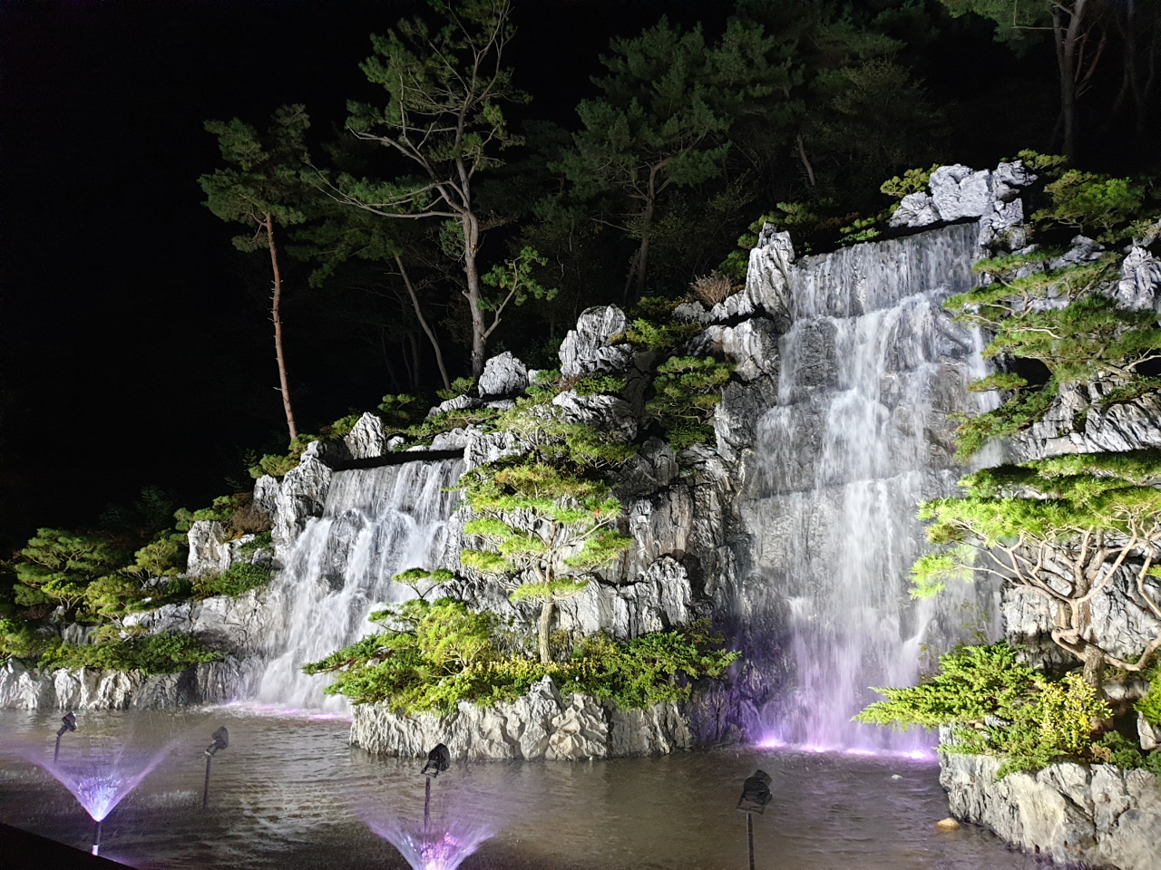 야간에는 폭포를 비추는 조명과 연못 속 분수 조명이 더해져 석가산의 웅장함을 증폭시키고, 동굴 천장부 파노라마 LED가 동적인 연출까지 구현해 기대해도 좋을 관경이 만들어질 것으로 보인다.