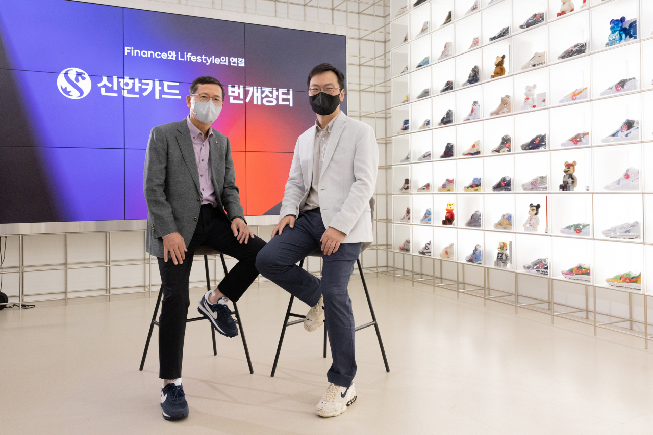 신한카드는 번개장터와 MZ세대 특화 디지털 콘텐츠 개발 및 양사 플랫폼간 연결을 통한 시너지 창출을 목표로 업무협약을 체결했다고 13일 밝혔다. '스니커즈의 성지'로 떠오른 서울 여의도 더현대 브그즈트 랩(BGZT Lab by 번개장터)에서 진행된 협약식에서 임영진(좌측) 신한카드 사장과 이재후 번개장터 대표가 포즈를 취하고 있다.